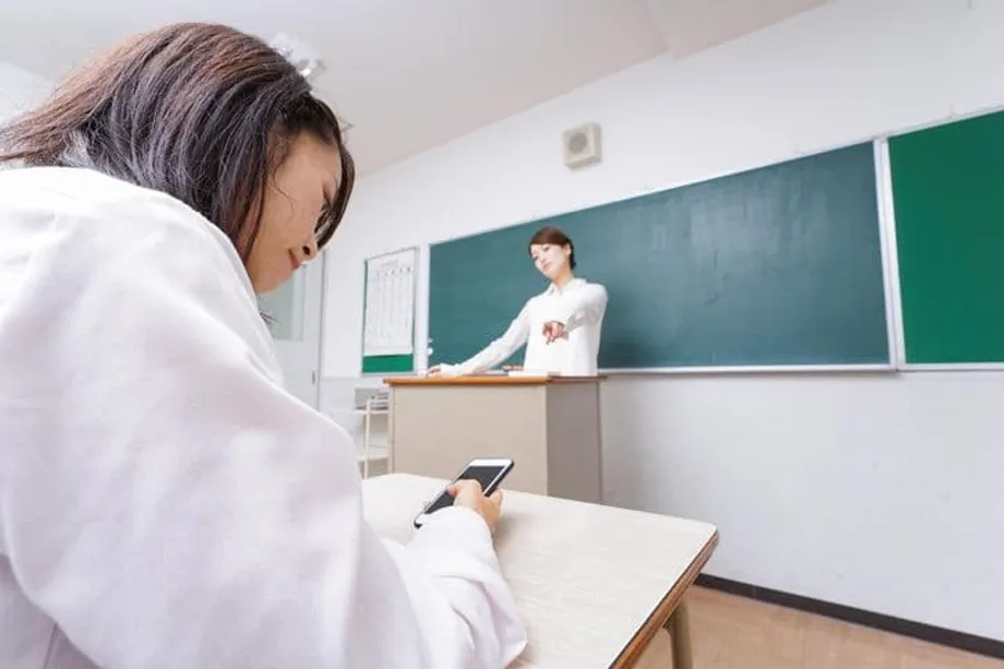 La prohibición nacional de teléfonos en las aulas de Corea del Sur afronta dificultades de aplicación mientras las escuelas discrepan sobre las reglas