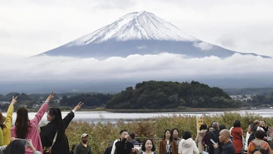 Cancelan el festival de los cerezos en flor del monte Fuji porque el turismo masivo amenaza la vida cotidiana de los residentes