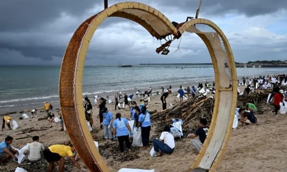 La paradoja de Bali: el mejor destino del mundo se ahoga en basura mientras el presidente declara la guerra a los residuos