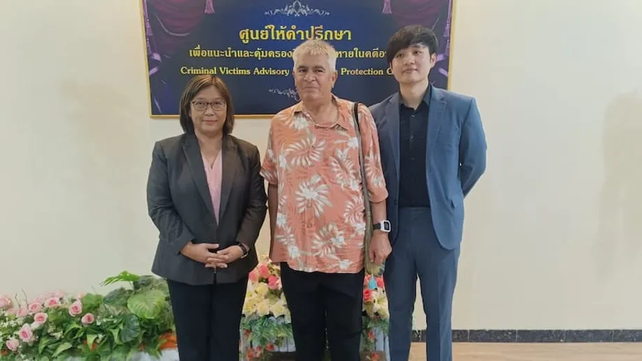 Tribunal tailandés exonera a un escritor australiano tras retirar Malasia una demanda transnacional por difamación