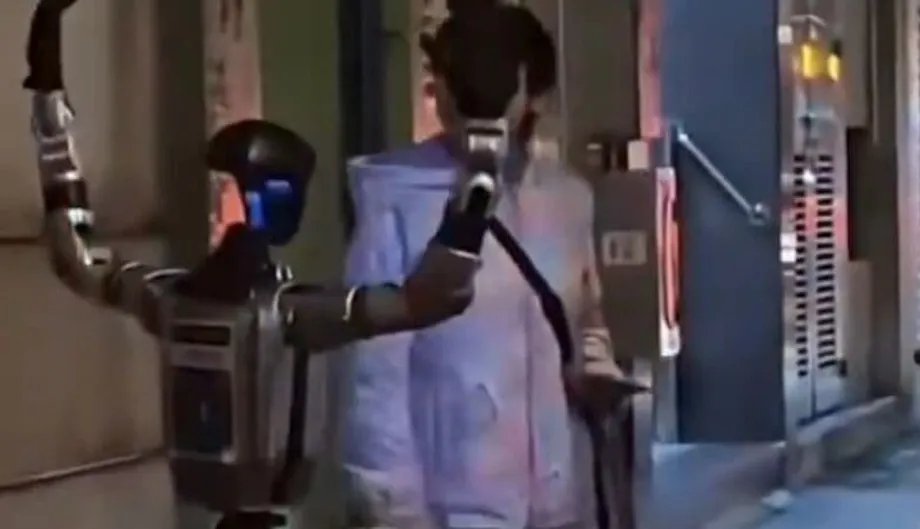 Un robot humanoide desata el pánico en Macao: hospitalizan a una mujer mayor en el primer enfrentamiento callejero entre una persona y una máquina