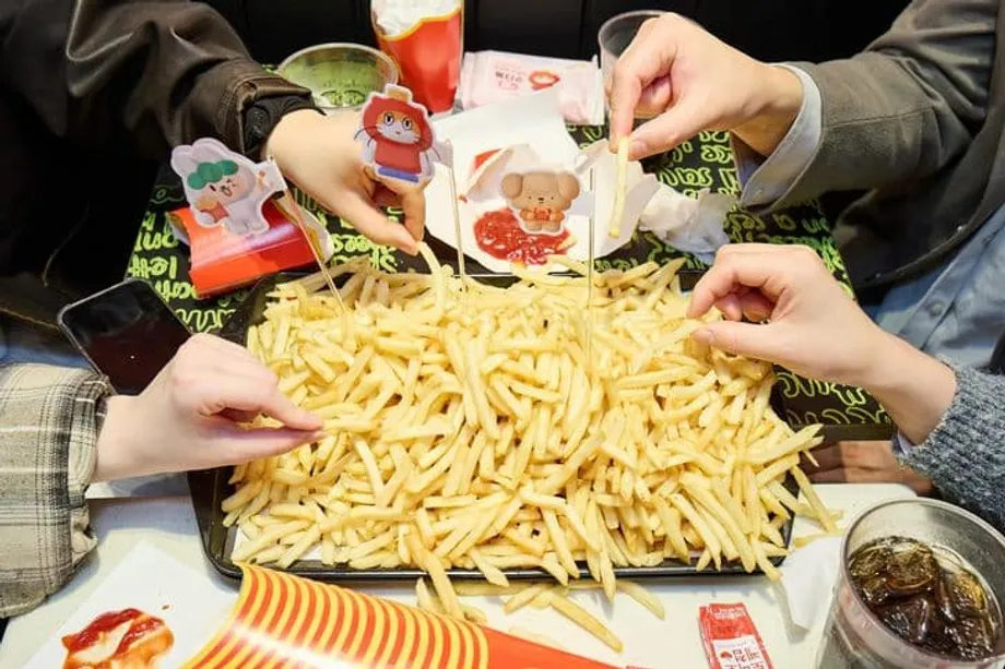 El auge de las reuniones para compartir papas fritas: cómo se convirtieron en la respuesta de Corea del Sur a la soledad