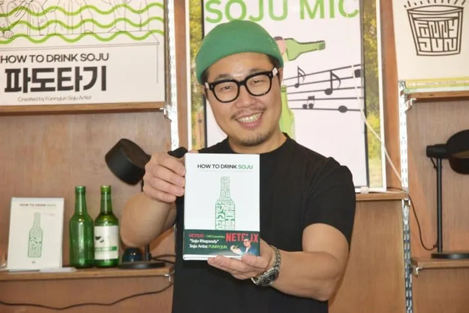 El artista del soju Funnyjun acerca la etiqueta coreana al beber a lectores de todo el mundo