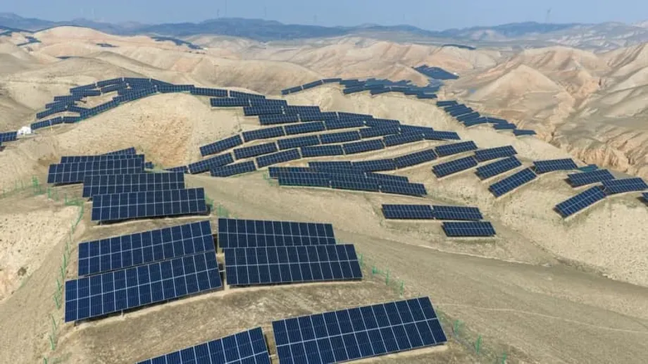 Los gigantes solares de China reverdecen los desiertos mientras abastecen la red eléctrica