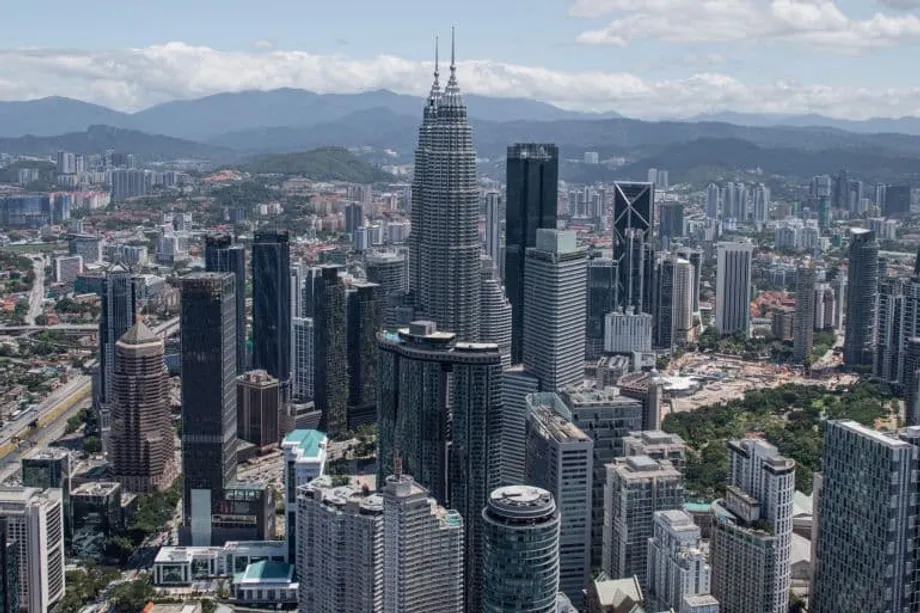 Malasia duplica los salarios mínimos para expatriados y despierta temores de una fuga de talento