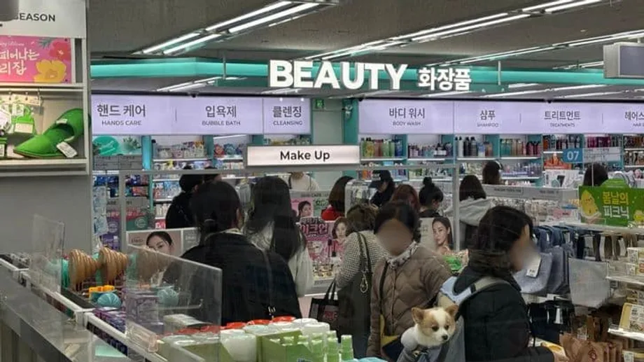 Cómo la inflación convirtió a Daiso de tienda de bajo costo en destino de compras para los jóvenes surcoreanos