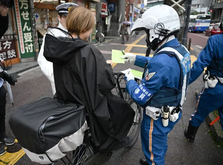 Japón, dividido ante las nuevas multas del sistema de puntos azules para ciclistas: aumentan los controles y se extienden las estafas