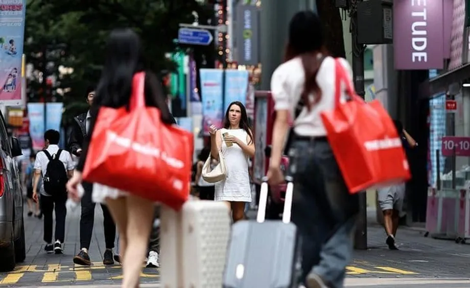 El won débil y la fiebre por la belleza coreana convierten Seúl en un paraíso de compras para los turistas chinos