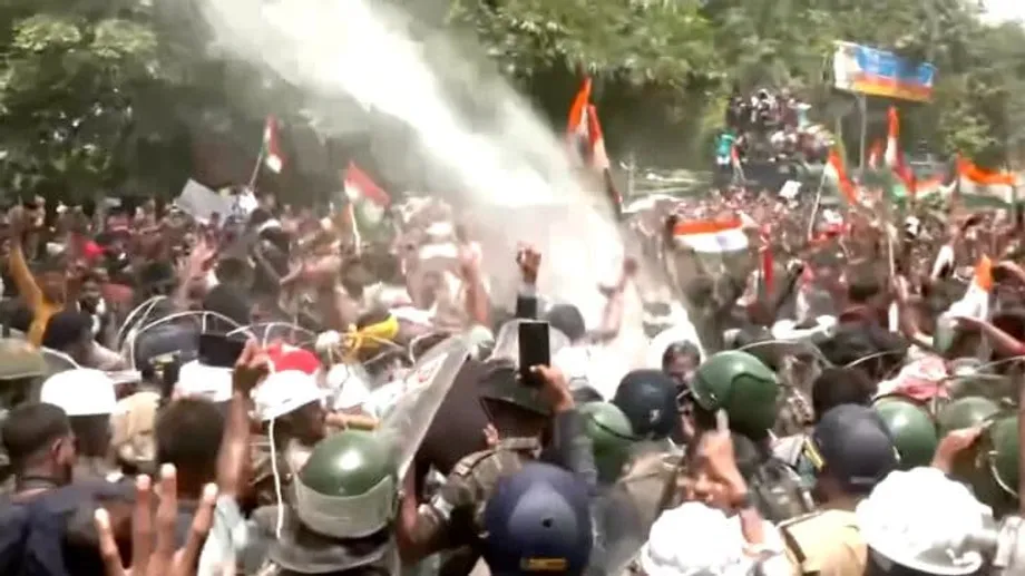 La policía de Jharkhand usa gases lacrimógenos y bastones contra jóvenes que exigen reformas en los exámenes