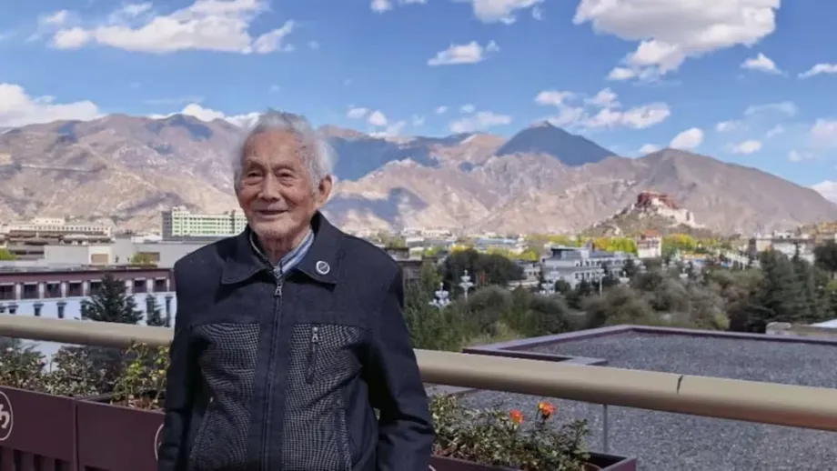 At 94, Tan Takes a 43-Hour Train to Lhasa, Completing His Tour of China