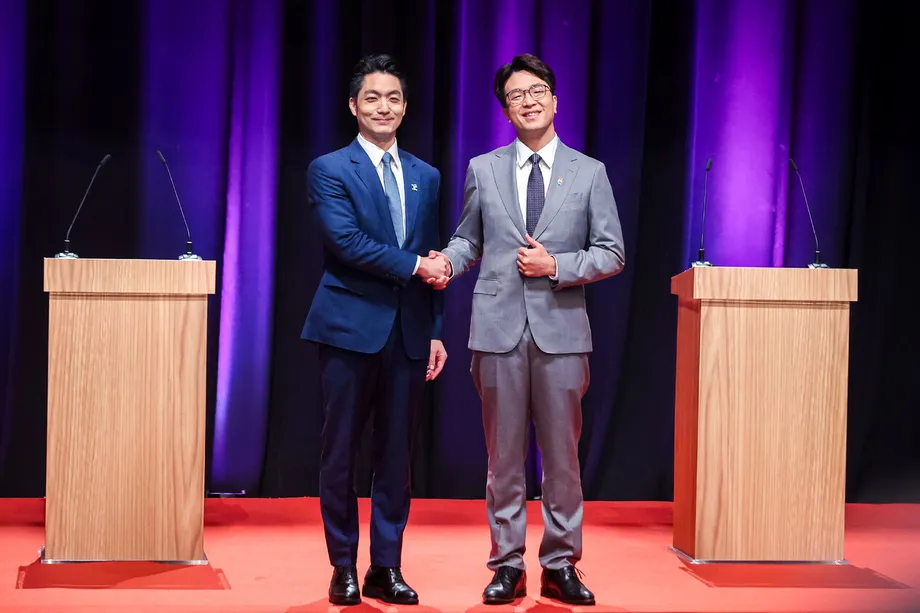 Shen and Chiang Shake Hands Before Taipei Mayoral Debate on Trees, School Meals and City Development