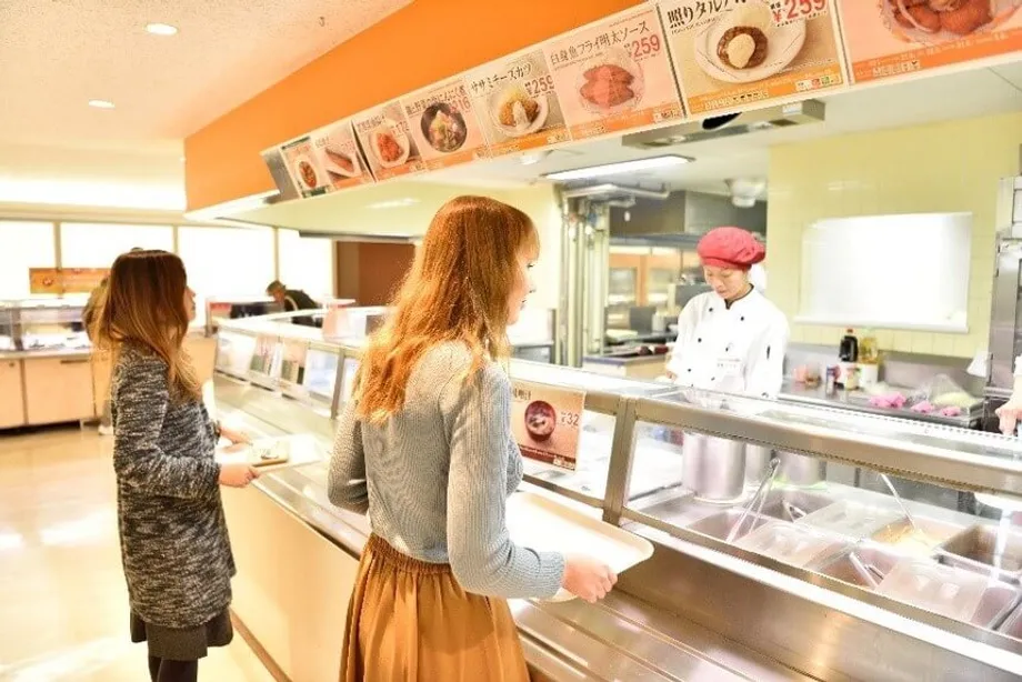 El alza de los precios de los alimentos obliga a las cafeterías universitarias de Kioto a subir sus precios