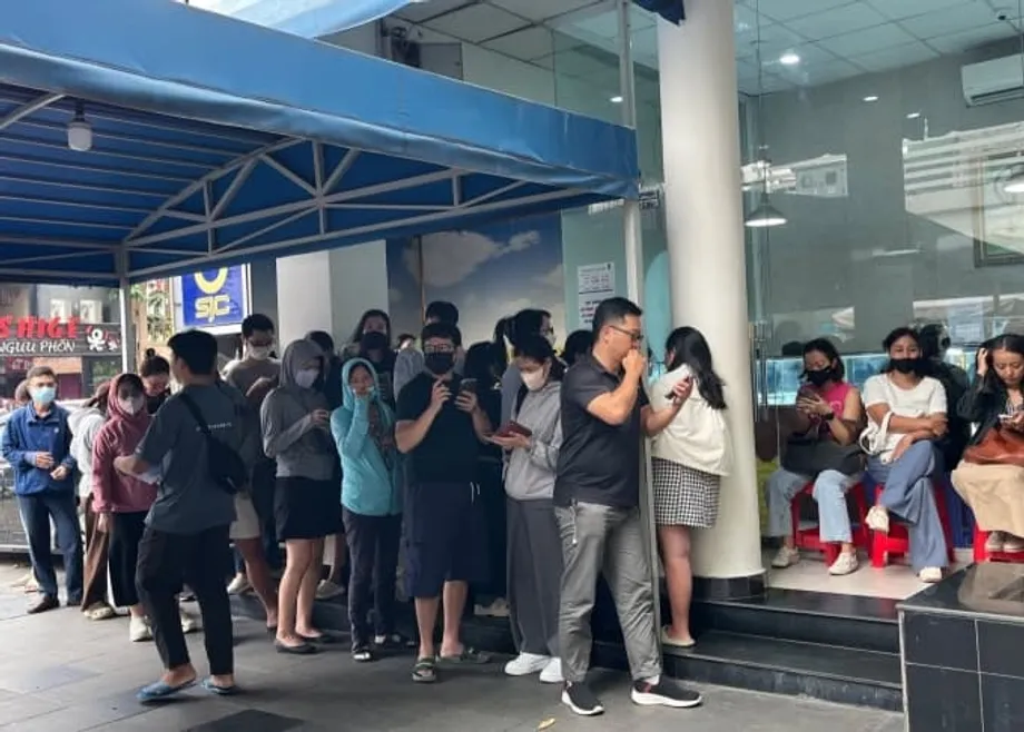 Colas, precios récord y estantes vacíos tras el fin del monopolio del oro en Vietnam