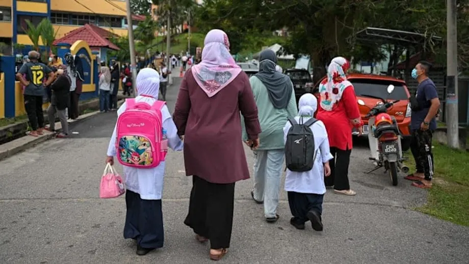 Malasia cierra algunas escuelas tras contagiarse de gripe 6.000 estudiantes antes de los exámenes SPM