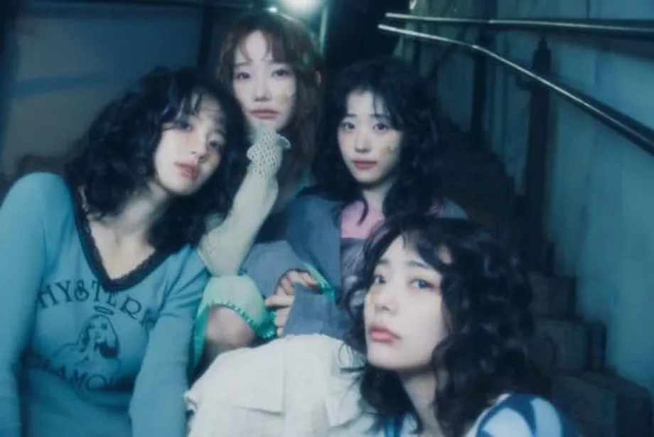 Cuando los diseños chocan: QWER, The Boyz y la ética de las barras luminosas del K-pop