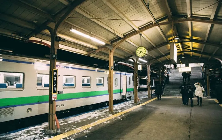 JR Hokkaido sanciona a un conductor visto leyendo durante una parada programada en la estación de Otaru