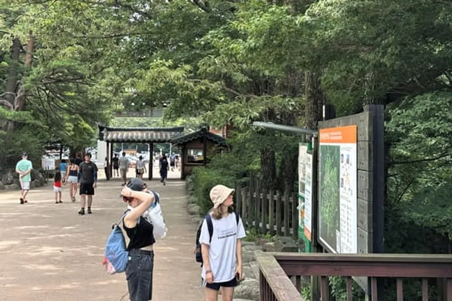 El senderismo coreano atrae a viajeros de todo el mundo a las montañas y los senderos urbanos de Corea